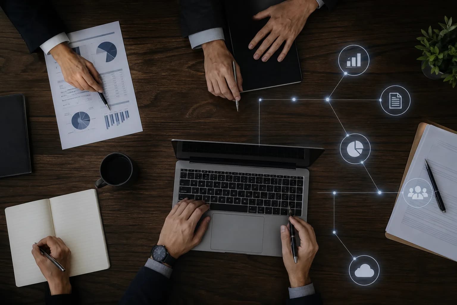 Bedrijfsworkflow met laptop, documenten en verbonden processen